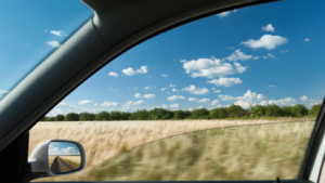 Une image contenant plein air, ciel, nuage, miroir de voiture Description générée automatiquement